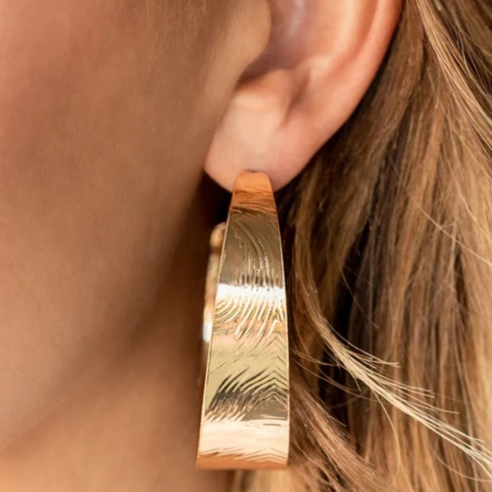 Passion Curve Crushin Gold Earrings
